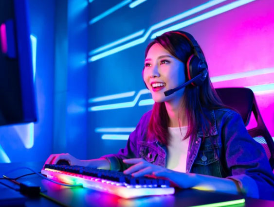 Game hub girl playing